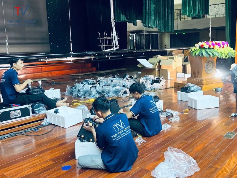 kỹ thuật viên Tân Việt group set up lại dàn ánh sáng cho hội trường